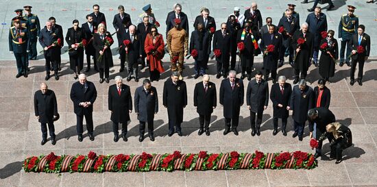 President of Russia Vladimir Putin and foreign leaders at a joint wreath-laying ceremony at the Tomb of the Unknown Soldier in Alexander Garden, Moscow. Russia marks the 80th anniversary of Victory in the Great Patriotic War of 1941-1945. Location: Russia, Moscow. Wreath-laying ceremony at the Tomb of the Unknown Soldier