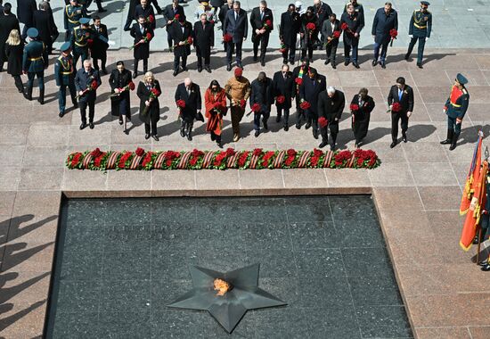 Foreign leaders at a joint wreath-laying ceremony at the Tomb of the Unknown Soldier in Alexander Garden, Moscow. Russia marks the 80th anniversary of Victory in the Great Patriotic War of 1941-1945. Location: Russia, Moscow. Wreath-laying ceremony at the Tomb of the Unknown Soldier