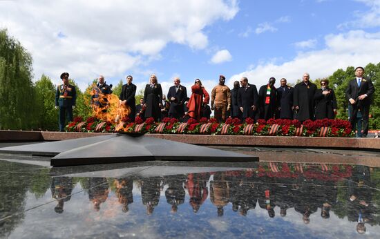 President of Russia Vladimir Putin and foreign leaders at a joint wreath-laying ceremony at the Tomb of the Unknown Soldier in Alexander Garden, Moscow. Russia marks the 80th anniversary of Victory in the Great Patriotic War of 1941-1945. Location: Russia, Moscow. Author: Grigory Sysoev/Sputnik. Wreath-laying ceremony at the Tomb of the Unknown Soldier