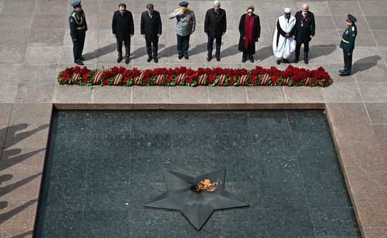 Foreign leaders at a joint wreath-laying ceremony at the Tomb of the Unknown Soldier in Alexander Garden, Moscow. Russia marks the 80th anniversary of Victory in the Great Patriotic War of 1941-1945. Location: Russia, Moscow. Wreath-laying ceremony at the Tomb of the Unknown Soldier