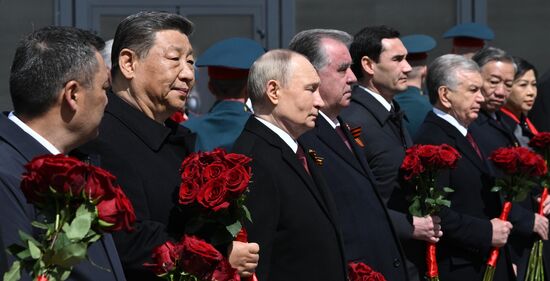 President of Russia Vladimir Putin and foreign leaders at a joint wreath-laying ceremony at the Tomb of the Unknown Soldier in Alexander Garden, Moscow. Russia marks the 80th anniversary of Victory in the Great Patriotic War of 1941-1945. Location: Russia, Moscow. Author: Kirill Zykov/Sputnik. Wreath-laying ceremony at the Tomb of the Unknown Soldier