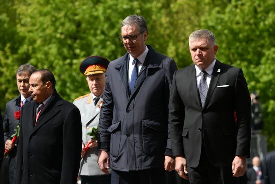 Left: President of Serbia Aleksandar Vucic and Prime Minister of Slovakia Robert Fico at a joint wreath-laying ceremony at the Tomb of the Unknown Soldier in Alexander Garden, Moscow. Russia marks the 80th anniversary of Victory in the Great Patriotic War of 1941-1945. Location: Russia, Moscow. Author: Grigory Sysoev/Sputnik. Wreath-laying ceremony at the Tomb of the Unknown Soldier
