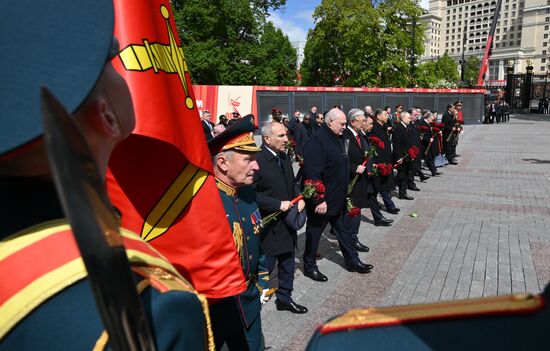 President of Russia Vladimir Putin and foreign leaders at a joint wreath-laying ceremony at the Tomb of the Unknown Soldier in Alexander Garden, Moscow. Russia marks the 80th anniversary of Victory in the Great Patriotic War of 1941-1945. Location: Russia, Moscow. Author: Kirill Zykov/Sputnik. Wreath-laying ceremony at the Tomb of the Unknown Soldier