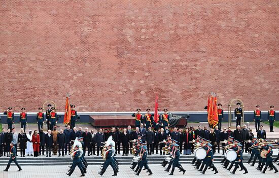 President of Russia Vladimir Putin and foreign leaders at a joint wreath-laying ceremony at the Tomb of the Unknown Soldier in Alexander Garden, Moscow. Russia marks the 80th anniversary of Victory in the Great Patriotic War of 1941-1945. Location: Russia, Moscow. Author: Maksim Blinov/Sputnik. Wreath-laying ceremony at the Tomb of the Unknown Soldier