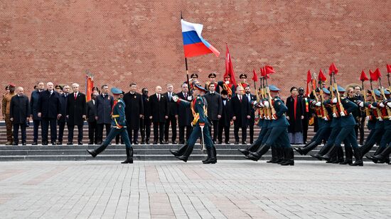 President of Russia Vladimir Putin and foreign leaders at a joint wreath-laying ceremony at the Tomb of the Unknown Soldier in Alexander Garden, Moscow. Russia marks the 80th anniversary of Victory in the Great Patriotic War of 1941-1945. Location: Russia, Moscow. Author: Kirill Zykov/Sputnik. Wreath-laying ceremony at the Tomb of the Unknown Soldier