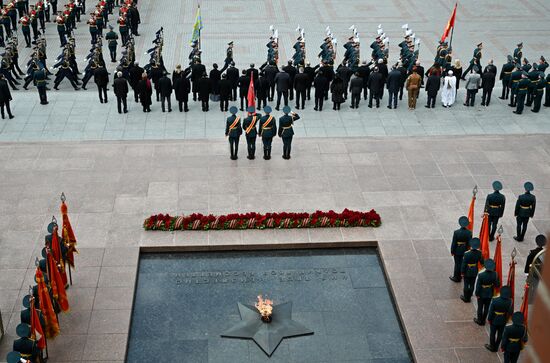 President of Russia Vladimir Putin and foreign leaders at a joint wreath-laying ceremony at the Tomb of the Unknown Soldier in Alexander Garden, Moscow. Russia marks the 80th anniversary of Victory in the Great Patriotic War of 1941-1945. Location: Russia, Moscow. Wreath-laying ceremony at the Tomb of the Unknown Soldier