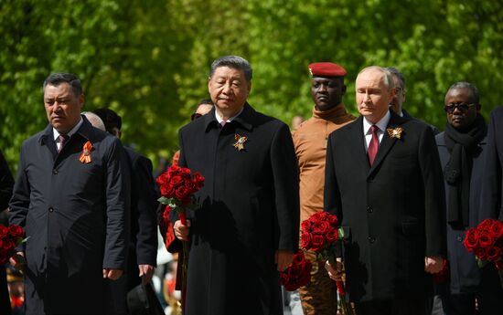 President of Russia Vladimir Putin and foreign leaders at a joint wreath-laying ceremony at the Tomb of the Unknown Soldier in Alexander Garden, Moscow. Russia marks the 80th anniversary of Victory in the Great Patriotic War of 1941-1945. From left: President of Kyrgyzstan Sadyr Japarov and President of China Xi Jinping. Location: Russia, Moscow. Author: Grigory Sysoev/Sputnik. Wreath-laying ceremony at the Tomb of the Unknown Soldier