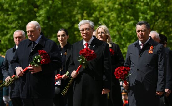 From left: President of Belarus Alexander Lukashenko, President of Kazakhstan Kassym-Jomart Tokayev, and President of Kyrgyzstan Sadyr Japarov at a joint wreath-laying ceremony by President of Russia Vladimir Putin and foreign leaders at the Tomb of the Unknown Soldier in Alexander Garden, Moscow. Russia marks the 80th anniversary of Victory in the Great Patriotic War of 1941-1945. Location: Russia, Moscow. Author: Grigory Sysoev/Sputnik. Wreath-laying ceremony at the Tomb of the Unknown Soldier