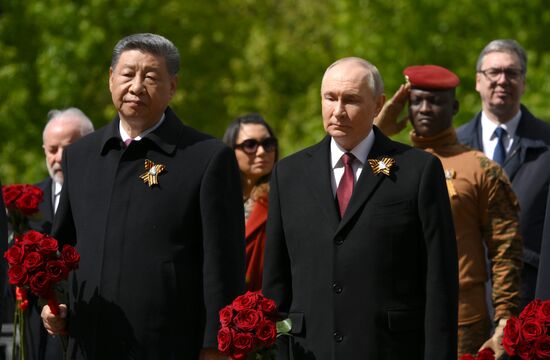 President of Russia Vladimir Putin and President of China Xi Jinping, left, at a joint wreath-laying ceremony at the Tomb of the Unknown Soldier in Alexander Garden, Moscow. Russia marks the 80th anniversary of Victory in the Great Patriotic War of 1941-1945. Location: Russia, Moscow. Author: Grigory Sysoev/Sputnik. Wreath-laying ceremony at the Tomb of the Unknown Soldier