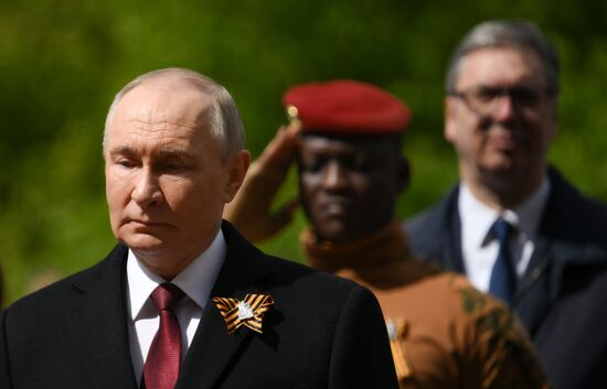 President of Russia Vladimir Putin and foreign leaders at a joint wreath-laying ceremony at the Tomb of the Unknown Soldier in Alexander Garden, Moscow. Russia marks the 80th anniversary of Victory in the Great Patriotic War of 1941-1945. Location: Russia, Moscow. Author: Grigory Sysoev/Sputnik. Wreath-laying ceremony at the Tomb of the Unknown Soldier