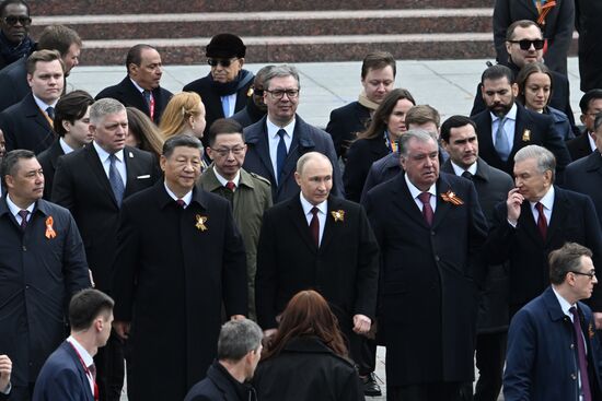 President of Russia Vladimir Putin and President of China Xi Jinping at a joint wreath-laying ceremony at the Tomb of the Unknown Soldier in the Alexander Garden in Moscow. On May 9, Russia marks the 80th anniversary of Victory in the Great Patriotic War of 1941-1945. Location: Russia, Moscow. Author: Maksim Blinov/Sputnik. Wreath-laying ceremony at the Tomb of the Unknown Soldier