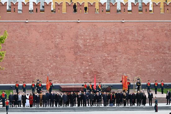 President of Russia Vladimir Putin and foreign leaders at a joint wreath-laying ceremony at the Tomb of the Unknown Soldier in Alexander Garden, Moscow. Russia marks the 80th anniversary of Victory in the Great Patriotic War of 1941-1945. Location: Russia, Moscow. Author: Maksim Blinov/Sputnik. Wreath-laying ceremony at the Tomb of the Unknown Soldier