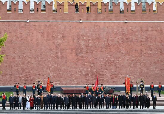 President of Russia Vladimir Putin and foreign leaders at a joint wreath-laying ceremony at the Tomb of the Unknown Soldier in Alexander Garden, Moscow. Russia marks the 80th anniversary of Victory in the Great Patriotic War of 1941-1945. Location: Russia, Moscow. Author: Maksim Blinov/Sputnik. Wreath-laying ceremony at the Tomb of the Unknown Soldier