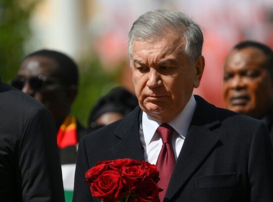 President of Uzbekistan Shavkat Mirziyoyev at a joint wreath-laying ceremony at the Tomb of the Unknown Soldier in Alexander Garden, Moscow. Russia marks the 80th anniversary of Victory in the Great Patriotic War of 1941-1945. Location: Russia, Moscow. Author: Grigory Sysoev/Sputnik. Wreath-laying ceremony at the Tomb of the Unknown Soldier