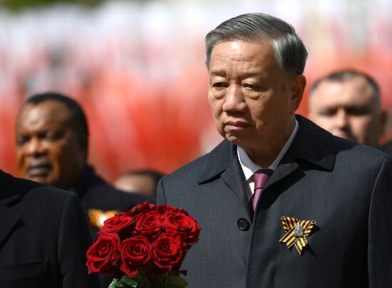 General Secretary of the Communist Party of Vietnam To Lam at a joint wreath-laying ceremony at the Tomb of the Unknown Soldier in Alexander Garden, Moscow. Russia marks the 80th anniversary of Victory in the Great Patriotic War of 1941-1945. Location: Russia, Moscow. Author: Grigory Sysoev/Sputnik. Wreath-laying ceremony at the Tomb of the Unknown Soldier