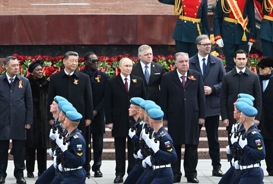 President of Russia Vladimir Putin and foreign leaders at a joint wreath-laying ceremony at the Tomb of the Unknown Soldier in Alexander Garden, Moscow. Russia marks the 80th anniversary of Victory in the Great Patriotic War of 1941-1945. Location: Russia, Moscow. Author: Maksim Blinov/Sputnik. Wreath-laying ceremony at the Tomb of the Unknown Soldier