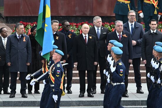 President of Russia Vladimir Putin and foreign leaders at a joint wreath-laying ceremony at the Tomb of the Unknown Soldier in Alexander Garden, Moscow. Russia marks the 80th anniversary of Victory in the Great Patriotic War of 1941-1945. Location: Russia, Moscow. Author: Maksim Blinov/Sputnik. Wreath-laying ceremony at the Tomb of the Unknown Soldier