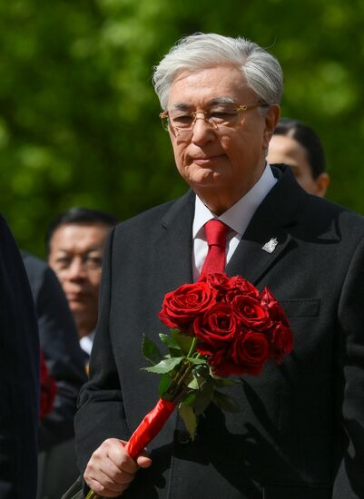 President of Kazakhstan Kassym-Jomart Tokayev at a joint wreath-laying ceremony by President of Russia Vladimir Putin and foreign leaders at the Tomb of the Unknown Soldier in Alexander Garden, Moscow. Russia marks the 80th anniversary of Victory in the Great Patriotic War of 1941-1945. Location: Russia, Moscow. Author: Grigory Sysoev/Sputnik. Wreath-laying ceremony at the Tomb of the Unknown Soldier