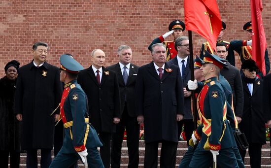 President of Russia Vladimir Putin and foreign leaders at a joint wreath-laying ceremony at the Tomb of the Unknown Soldier in Alexander Garden, Moscow. Russia marks the 80th anniversary of Victory in the Great Patriotic War of 1941-1945. Location: Russia, Moscow. Author: Kirill Zykov/Sputnik. Wreath-laying ceremony at the Tomb of the Unknown Soldier