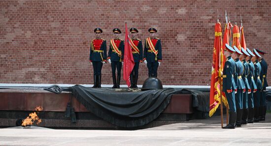 The honor guard at the wreath-laying ceremony at the Tomb of the Unknown Soldier in Alexander Garden, Moscow. Russia marks the 80th anniversary of the Victory in the Great Patriotic War of 1941-1945. Location: Russia, Moscow. Author: Stanislav Krasilnikov/Sputnik. Wreath-laying ceremony at the Tomb of the Unknown Soldier
