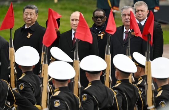 President of Russia Vladimir Putin, President of China Xi Jinping, left; Tajik President Emomali Rahmon, second from right; and Slovakian Prime Minister Robert Fico, right, at a joint wreath-laying ceremony at the Tomb of the Unknown Soldier in the Alexander Garden in Moscow. Location: Russia, Moscow. Author: Stanislav Krasilnikov/Sputnik. Wreath-laying ceremony at the Tomb of the Unknown Soldier
