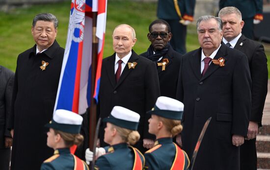 President of Russia Vladimir Putin, President of China Xi Jinping, left; Tajik President Emomali Rahmon, second from right; and Slovakian Prime Minister Robert Fico, right, at a joint wreath-laying ceremony at the Tomb of the Unknown Soldier in the Alexander Garden in Moscow. Location: Russia, Moscow. Author: Stanislav Krasilnikov/Sputnik. Wreath-laying ceremony at the Tomb of the Unknown Soldier