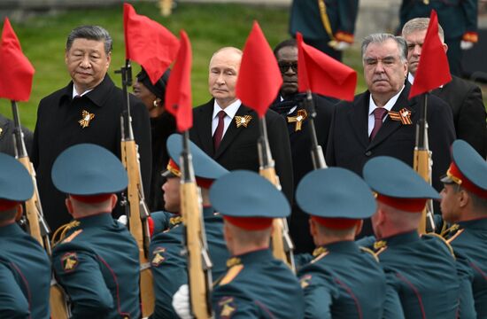 President of Russia Vladimir Putin, President of China Xi Jinping, left; Tajik President Emomali Rahmon, second from right; and Slovakian Prime Minister Robert Fico, right, at a joint wreath-laying ceremony at the Tomb of the Unknown Soldier in the Alexander Garden in Moscow. Location: Russia, Moscow. Author: Stanislav Krasilnikov/Sputnik. Wreath-laying ceremony at the Tomb of the Unknown Soldier