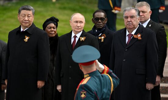 President of Russia Vladimir Putin, President of China Xi Jinping, left; Tajik President Emomali Rahmon, second from right; and Slovakian Prime Minister Robert Fico, right, at a joint wreath-laying ceremony at the Tomb of the Unknown Soldier in the Alexander Garden in Moscow. Location: Russia, Moscow. Author: Stanislav Krasilnikov/Sputnik. Wreath-laying ceremony at the Tomb of the Unknown Soldier