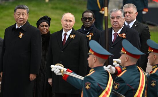 President of Russia Vladimir Putin, President of China Xi Jinping, left; Tajik President Emomali Rahmon, second from right; and Slovakian Prime Minister Robert Fico, right, at a joint wreath-laying ceremony at the Tomb of the Unknown Soldier in the Alexander Garden in Moscow. Location: Russia, Moscow. Author: Stanislav Krasilnikov/Sputnik. Wreath-laying ceremony at the Tomb of the Unknown Soldier