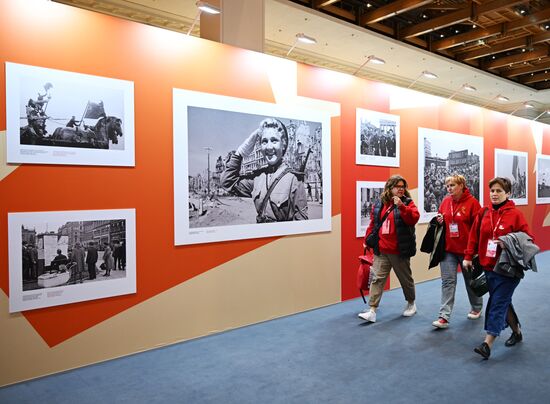 Journalists at the International Press Center covering the 80th anniversary of Victory in the Great Patriotic War. Location: Russia, Moscow. Author: Pelagiya Tikhonova/Sputnik. International Press Center covering 80th anniversary of Victory in Great Patriotic War