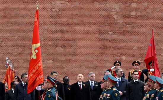 President of Russia Vladimir Putin and foreign leaders at a joint wreath-laying ceremony at the Tomb of the Unknown Soldier in Alexander Garden, Moscow. Russia marks the 80th anniversary of Victory in the Great Patriotic War of 1941-1945. Location: Russia, Moscow. Author: Kirill Zykov/Sputnik. Wreath-laying ceremony at the Tomb of the Unknown Soldier