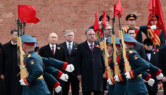 President of Russia Vladimir Putin and foreign leaders at a joint wreath-laying ceremony at the Tomb of the Unknown Soldier in Alexander Garden, Moscow. Russia marks the 80th anniversary of Victory in the Great Patriotic War of 1941-1945. Location: Russia, Moscow. Author: Kirill Zykov/Sputnik. Wreath-laying ceremony at the Tomb of the Unknown Soldier