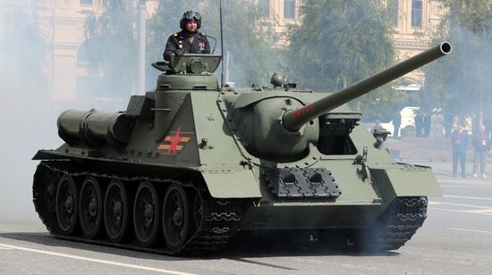 A Su-100 anti-tank self-propelled gun at the military parade to mark the 80th anniversary of Victory in the Great Patriotic War on Red Square in Moscow. Location: Russia, Moscow. Author: Anatoliy Medved/Sputnik. Military parade marking 80th anniversary of Victory in Great Patriotic War in Moscow