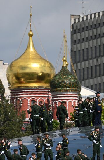 Russian servicemen before the start of the military parade to mark the 80th anniversary of Victory in the Great Patriotic War in Zaryadye Park in Moscow. Location: Russia, Moscow. Author: Alexey Filippov/Sputnik. Military parade marking 80th anniversary of Victory in Great Patriotic War in Moscow