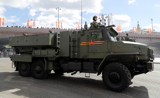 A TOS-2 Tosochka heavy flamethrower and multiple rocket launcher system at the military parade to mark the 80th anniversary of Victory in the Great Patriotic War on Red Square in Moscow. Location: Russia, Moscow. Author: Anatoliy Medved/Sputnik. Military parade marking 80th anniversary of Victory in Great Patriotic War in Moscow
