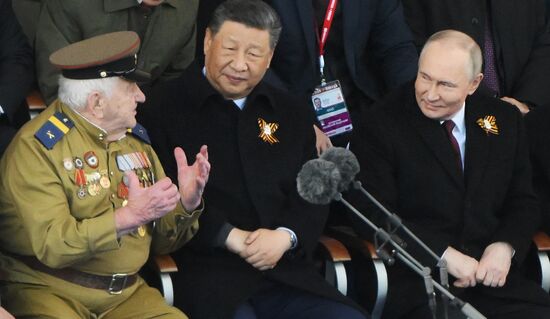 President of Russia Vladimir Putin and President of China Xi Jinping talk to a veteran on Red Square in Moscow, where a military parade marking the 80th anniversary of Victory is taking place. Russia marks the 80th anniversary of Victory in the Great Patriotic War of 1941-1945. Left: Great Patriotic War veteran Yevgeny Znamensky. Location: Russia, Moscow. Author: Alexey Maishev/Sputnik. President of Russia Vladimir Putin and foreign leaders at military parade marking 80th anniversary of Victory