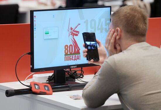 A journalist at the International Press Center covering the 80th anniversary of Victory in the Great Patriotic War. Location: Russia, Moscow. Author: Pavel Lisitsyn/Sputnik. International Press Center covering 80th anniversary of Victory in Great Patriotic War