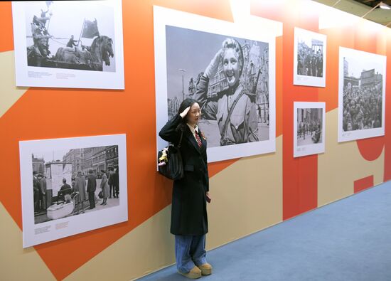 A journalist at the International Press Center covering the 80th anniversary of Victory in the Great Patriotic War. Location: Russia, Moscow. Author: Pavel Lisitsyn/Sputnik. International Press Center covering 80th anniversary of Victory in Great Patriotic War