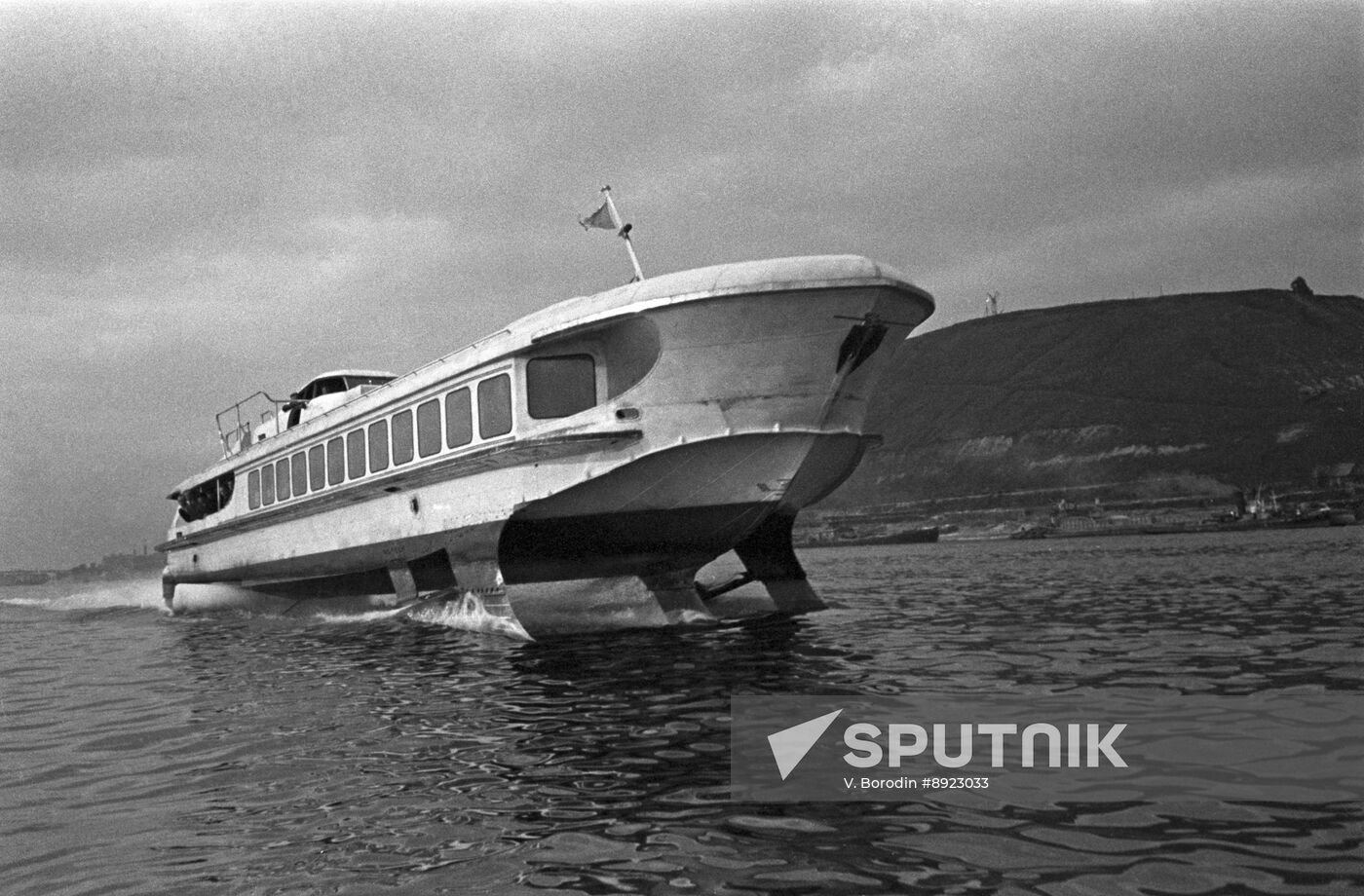 Raketa motor ship
