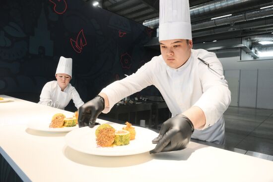 The XVI International Economic Forum "RUSSIA - ISLAMIC WORLD: KAZANFORUM." Contest of Young Chefs. Location: Russia, Republic of Tatarstan, Kazan. Author: Ilya Pitalev/Sputnik. KAZANFORUM 2025. On the sidelines