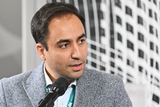 IPM's large media scrum