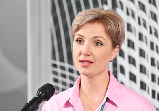 IPM's large media scrum