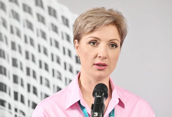 IPM's large media scrum