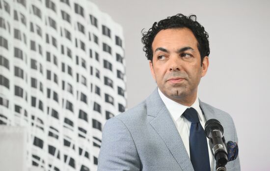 IPM's large media scrum