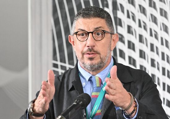 IPM's large media scrum