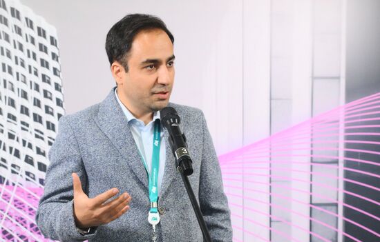 IPM's large media scrum