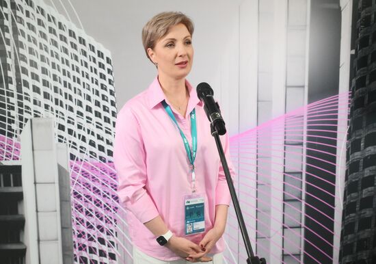 IPM's large media scrum