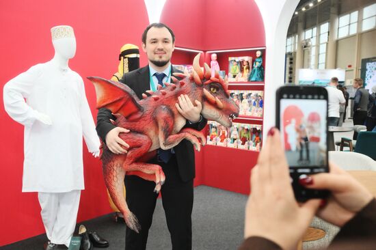 On the sidelines of the XVI International Economic Forum "RUSSIA - ISLAMIC WORLD: KAZANFORUM." The stand of the Kirov Region. Location: Russia, Republic of Tatarstan, Kazan. Author: Ilya Pitalev/Sputnik. KAZANFORUM 2025. On the sidelines