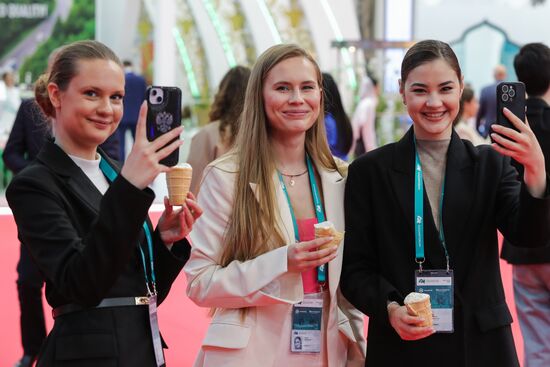 On the sidelines of the XVI International Economic Forum "RUSSIA - ISLAMIC WORLD: KAZANFORUM." Location: Russia, Republic of Tatarstan, Kazan. Author: Anatoly Medved/Sputnik. KAZANFORUM 2025. On the sidelines