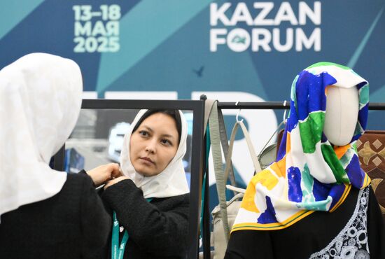 On the sidelines of the XVI International Economic Forum "RUSSIA - ISLAMIC WORLD: KAZANFORUM." Location: Russia, Republic of Tatarstan, Kazan. Author: Maxim Platonov/Sputnik. KAZANFORUM 2025. On the sidelines